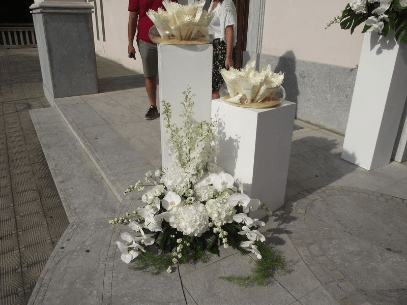 Decoro floreale esterno chiesa